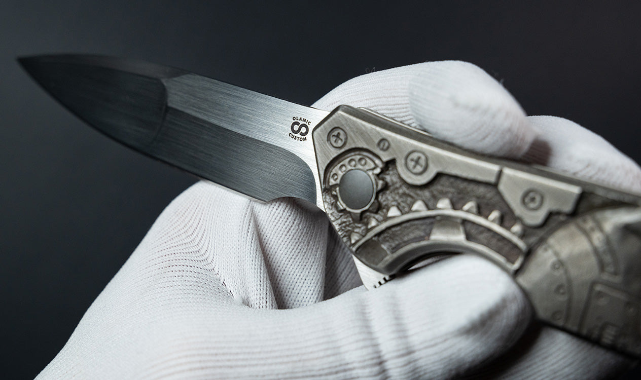 Custom knife by Olamic in the hand