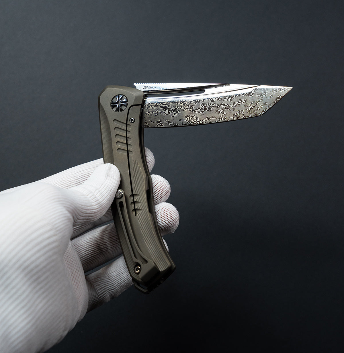 NL custom knife Aurum in hand