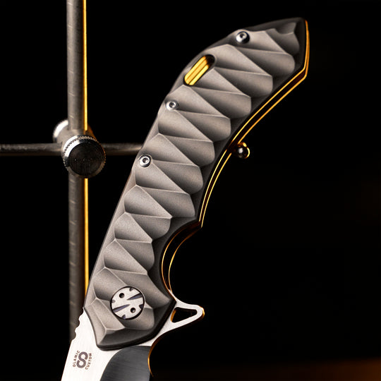 Wayfarer 247 Suna CTS-XHP folding knife - titanium handle details