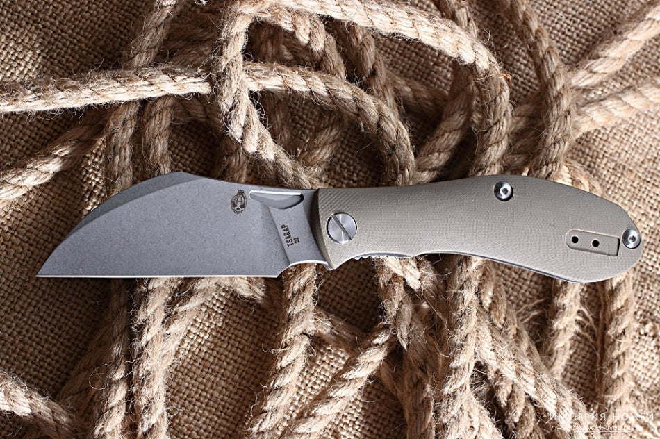 folding knives on the top of the rope