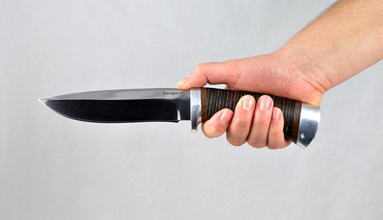 Artybash hunting knife from Rosarms in the hand